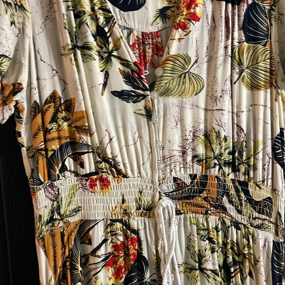 Beautiful vneck dress with adjustable buttons! Never worn. - Picture 2 of 3